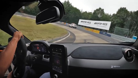 ¡De miedo! Así de espectacular es el McLaren Senna rodando a fuego en Nürburgring Nordschleife
