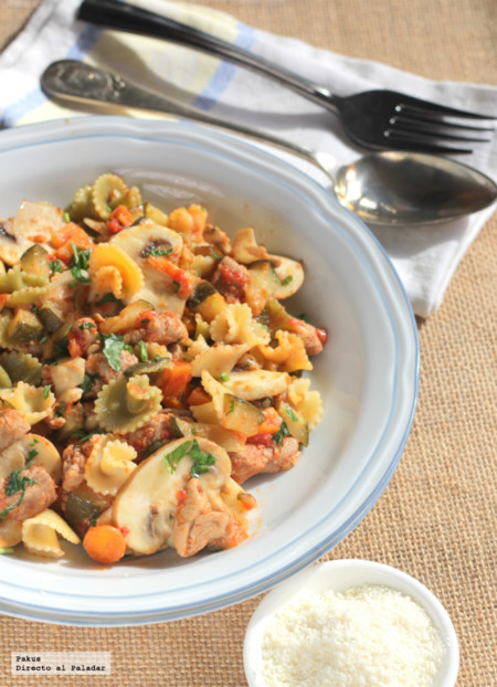 Margaritas de pasta con ragú de cerdo, hortalizas y setas. Receta
