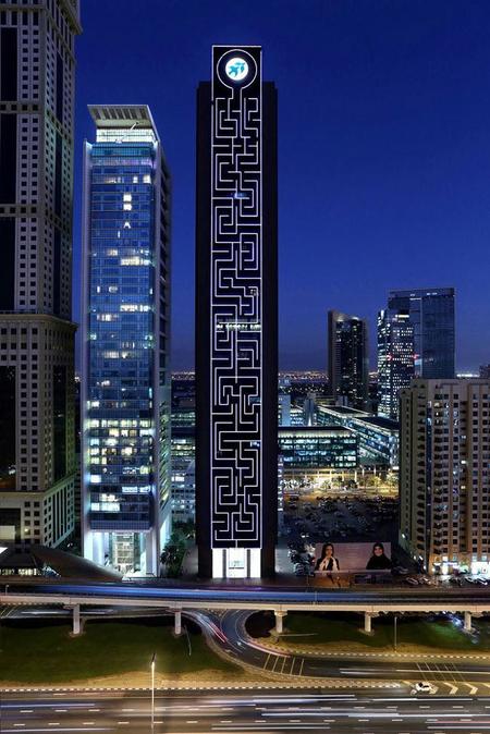 Una empresa española llena de LEDs el laberinto vertical más alto del mundo en Dubai