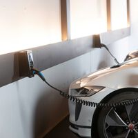 China ha encontrado la solución para que no colapse la red: usar los coches eléctricos como una batería gigante y pagar a sus dueños 100 euros al día