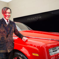 "Tenga, aquí está el primero de sus 30 Rolls-Royce Phantom, señor Hung" 