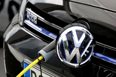 Volkswagen baraja construir su propia gigafactoría de baterías en China