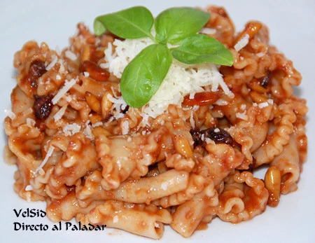 Pasta con anchoas y salsa de tomate