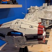 Esta nave de LEGO de 'Star Wars' mide tres metros y pesa más de 120 kilos. Su creador ha tardado dos años en construirla