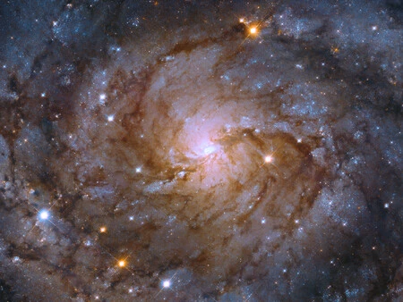 El Hubble saca pecho ante el James Webb: nos muestra una brillante (e hipnótica) galaxia espiral “oculta”