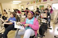 Varias escuelas han decidido cambiar los pupitres por bicicletas estáticas 