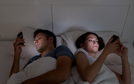 Si quieres dormir mejor, no te lleves el móvil a la cama: la relación entre las pantallas y la calidad de tu sueño (y cinco trucos para mejorarlo)