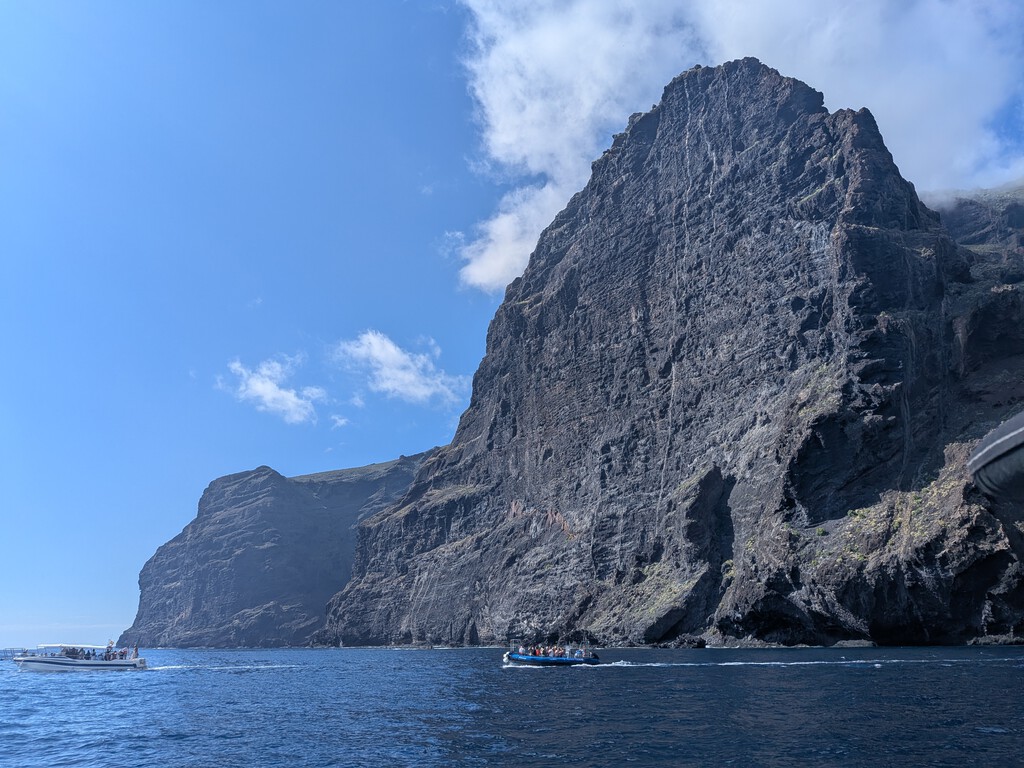 Estos acantilados de Tenerife son los más impresionantes de España. Para verlos bien hay que tomar una guaga y luego un barco