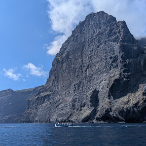 Estos acantilados de Tenerife son los más impresionantes de España. Para verlos bien hay que tomar una guaga y luego un barco 