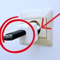 Qué sucede si conectas una memoria USB a un cargador de celular: lo hice yo y esto pasó