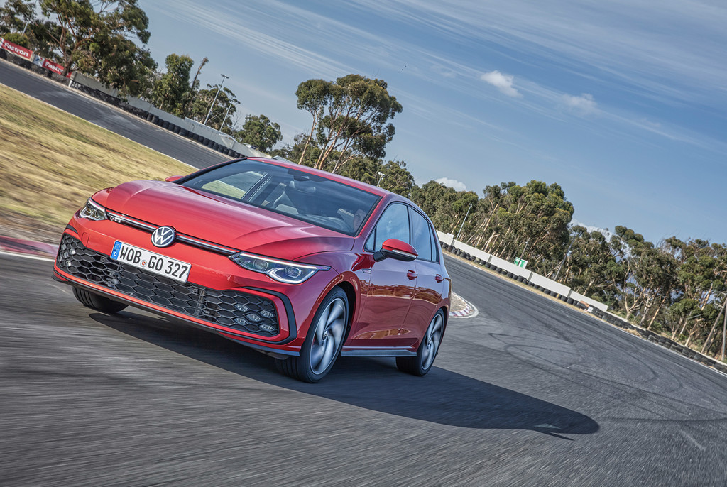 El Volkswagen Golf GTI 2021 estira las piernas para sus primeras fotos fuera del estudio