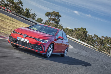 El Volkswagen Golf GTI 2021 estira las piernas para sus primeras fotos fuera del estudio