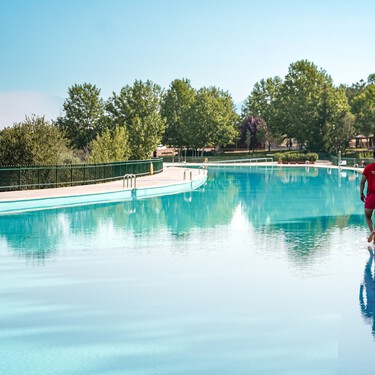 La piscina natural más grande de España está a una hora de Madrid: un oasis fresquito para los días de más calor