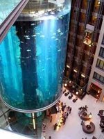 El mayor acuario cilíndrico del mundo dentro de un hotel