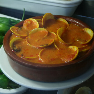 Los trucos para preparar unas almejas a la marinera irresistibles: una receta estrella en las comidas navideñas 