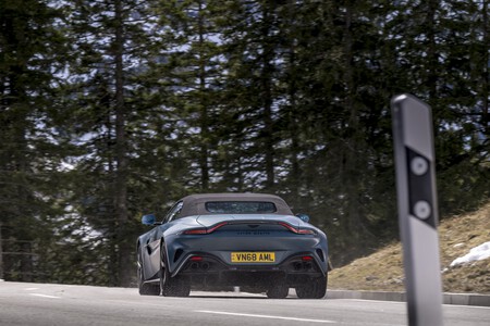 Aston Martin Vantage Roadster 2025 5