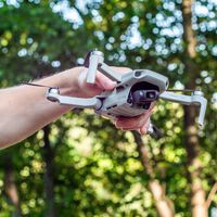 Este dron ultra ligero es perfecto para tus vacaciones: con peso pluma para evitar el registro y vídeos en 4K y 60 fps