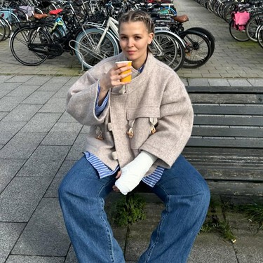 Parece carísimo, pero cuesta 36 euros: el abrigo de punto 'old money' que arrasa en Parfois