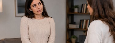 La psicología dice que las personas que cruzan las manos o los brazos delante del cuerpo no siempre están ocultando algo, en realidad pueden estar intentando controlar sus emociones