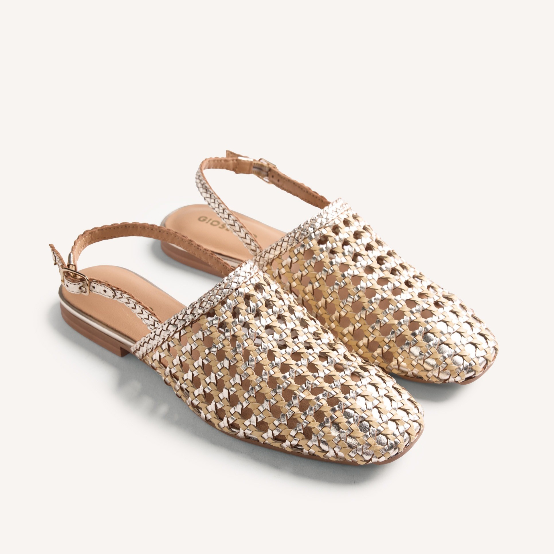 Bailarinas planas de piel con trenzado bicolor hecho a mano de Gioseppo

