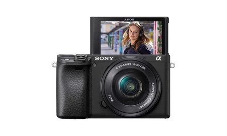 En Amazon, la Sony Alpha 6400 con objetivo 16-50mm está a su precio mínimo: 940,41 euros