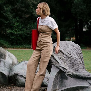 Las Adidas verde botella que suben el nivel de tus looks de oficina y le hacen la competencia a los mocasines 