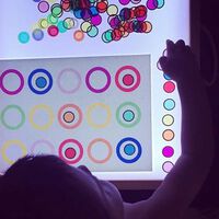 Mesas de luz Montessori: cuáles son los beneficios para el desarrollo de los niños de esta divertida actividad