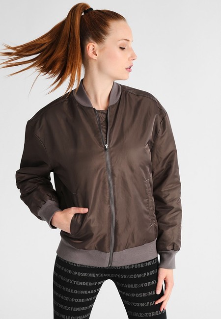50% de descuento en la chaqueta Reebok Favorite en marrón: ahora cuesta 37,45 euros en Zalando