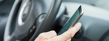 Conducir mirando el móvil ya es más peligroso que hacerlo bajo los efectos del alcohol