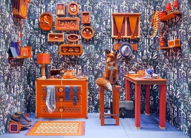 Espectacular escaparate de papel inspirado en la imaginería de Wes Anderson en la tienda Hermès de Barcelona