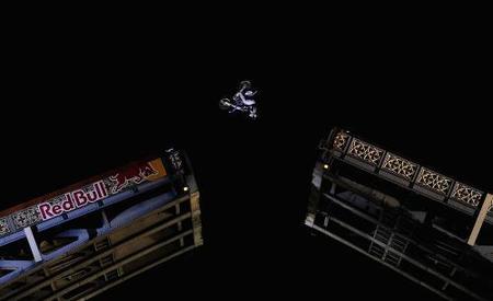 Robbie Maddison voló sobre el Tower Bridge