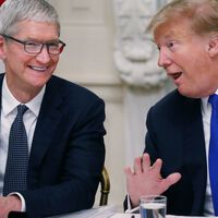 Trump dijo públicamente que Tim Cook le llamaba para besarle el trasero. Una semana después, apareció para verle en la Casa Blanca