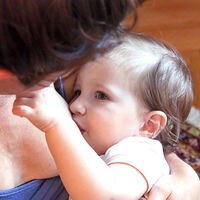¿Tu bebé mete su manita en tu boca mientras lo amamantas? Con este potente gesto te está demostrando su amor