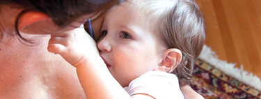 ¿Tu bebé mete su manita en tu boca mientras lo amamantas? Con este potente gesto te está demostrando su amor