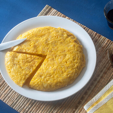 Los expertos coinciden: “La tortilla de patatas poco cuajada es más sabrosa y jugosa, pero más peligrosa para nuestra salud”