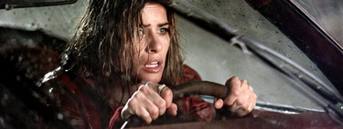 Lluvia incesante, 10 desconocidos y un giro final que pocos vieron venir hace 20 años. Siempre que hay tormenta me acuerdo de este thriller con John Cusack