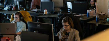 Una de cada tres empresas donde se teletrabaja planea volver a las oficinas en 2026. Su excusa: empleados más productivos y hasta felices 