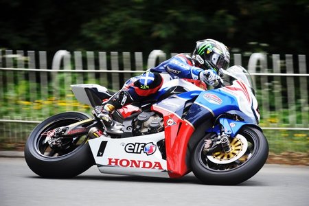 John McGuinness durante su 16 victoria en el TT