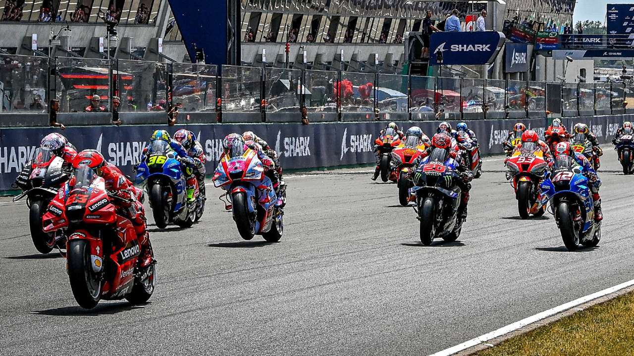 La precariedad llega a MotoGP: sobran pilotos, los sueldos se desploman y alguno advierte que "por ese dinero me quedo en mi casa"