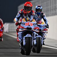 Marc Márquez corrió con el mono abierto en Catar y estuvo a punto de ser descalificado en su debut con Ducati 
