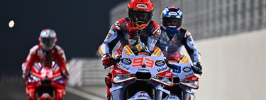 Marc Márquez corrió con el mono abierto en Catar y estuvo a punto de ser descalificado en su debut con Ducati 