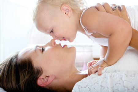 Cuando una madre juega con su bebé, su actividad cerebral imita a la de su hijo