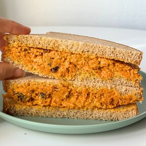Este sándwich agridulce de zanahoria y hummus es mi favorito para llevar de picnic o a la playa: delicioso, fácil y vegano 