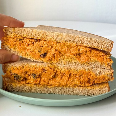 Este sándwich agridulce de zanahoria y hummus es mi favorito para llevar de picnic o a la playa: delicioso, fácil y vegano 