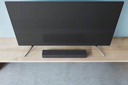 Barra de sonido Sony junto al televisor