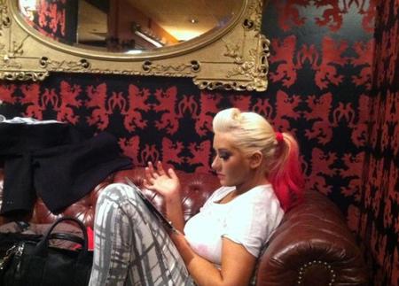 Christina Aguilera canta en directo 'Your Body' en la oficina de una forma... ¿Especial?