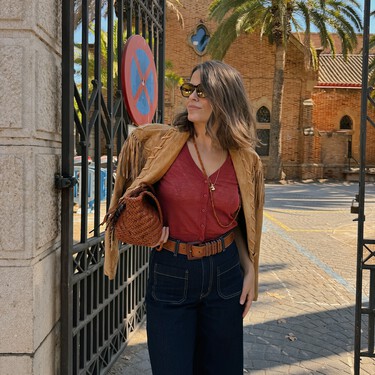 Chaqueta, vaqueros y zapatos de ante: así se lleva la combinación ganadora de este otoño