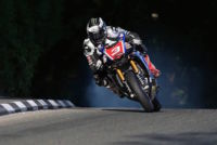 Michael Dunlop deja tirado al Milwaukee Yamaha en pleno TT