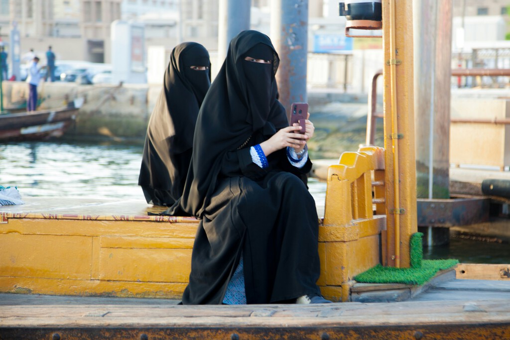 "Es un principio básico de respeto": el veto al burka se cuela en las escuelas españolas por la Comunidad Valenciana