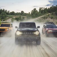 Atención, spoiler: hay un Shelby Bronco en camino, o eso nos dejan caer en este vídeo corriendo contra un Shelby GT500 